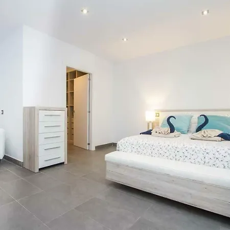 Playa Blanca Sleeps 8 Pool Air Con T803048 Willa