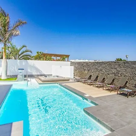 Playa Blanca Sleeps 8 Pool Air Con T803048 Willa